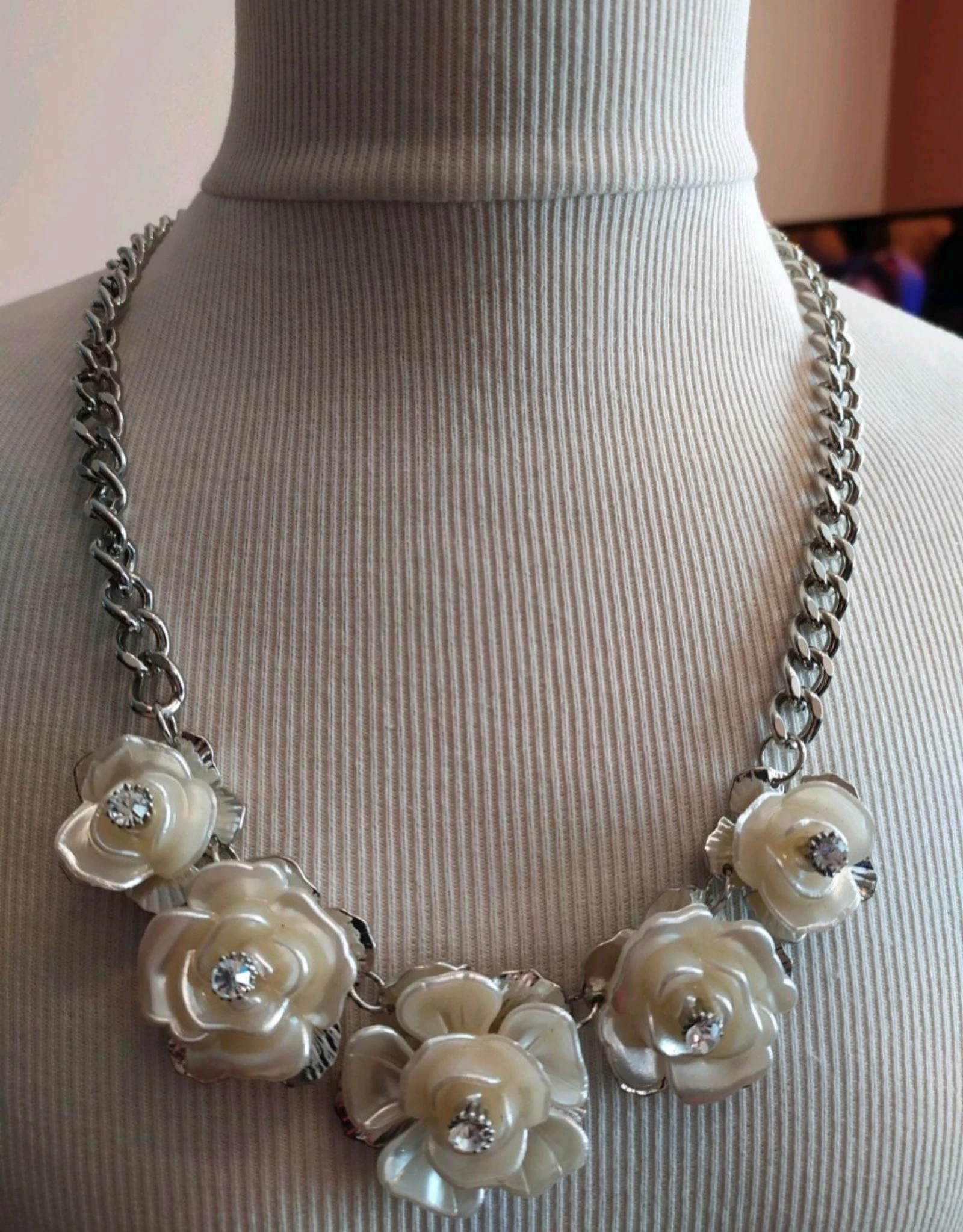 🌿 hermoso collar con flores rosas blancas y strass – photo 2
